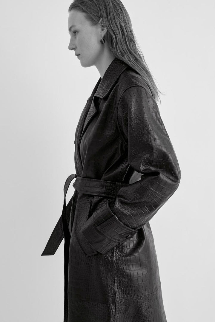 Vila ROUMAYA long-sleeve oversized leather coat in meteorite color, featuring a crocodile texture, worn by a model.