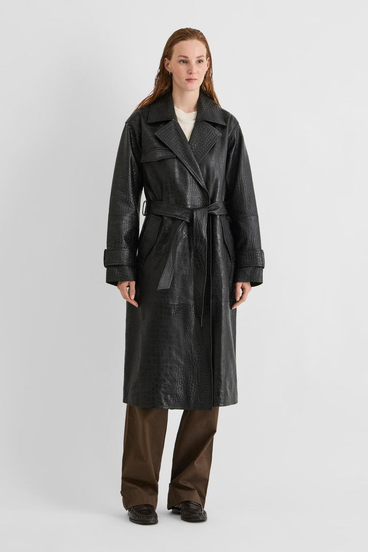 Vila ROUMAYA long-sleeve oversized leather coat in meteorite color, worn by a model, featuring a belted waist and textured fi