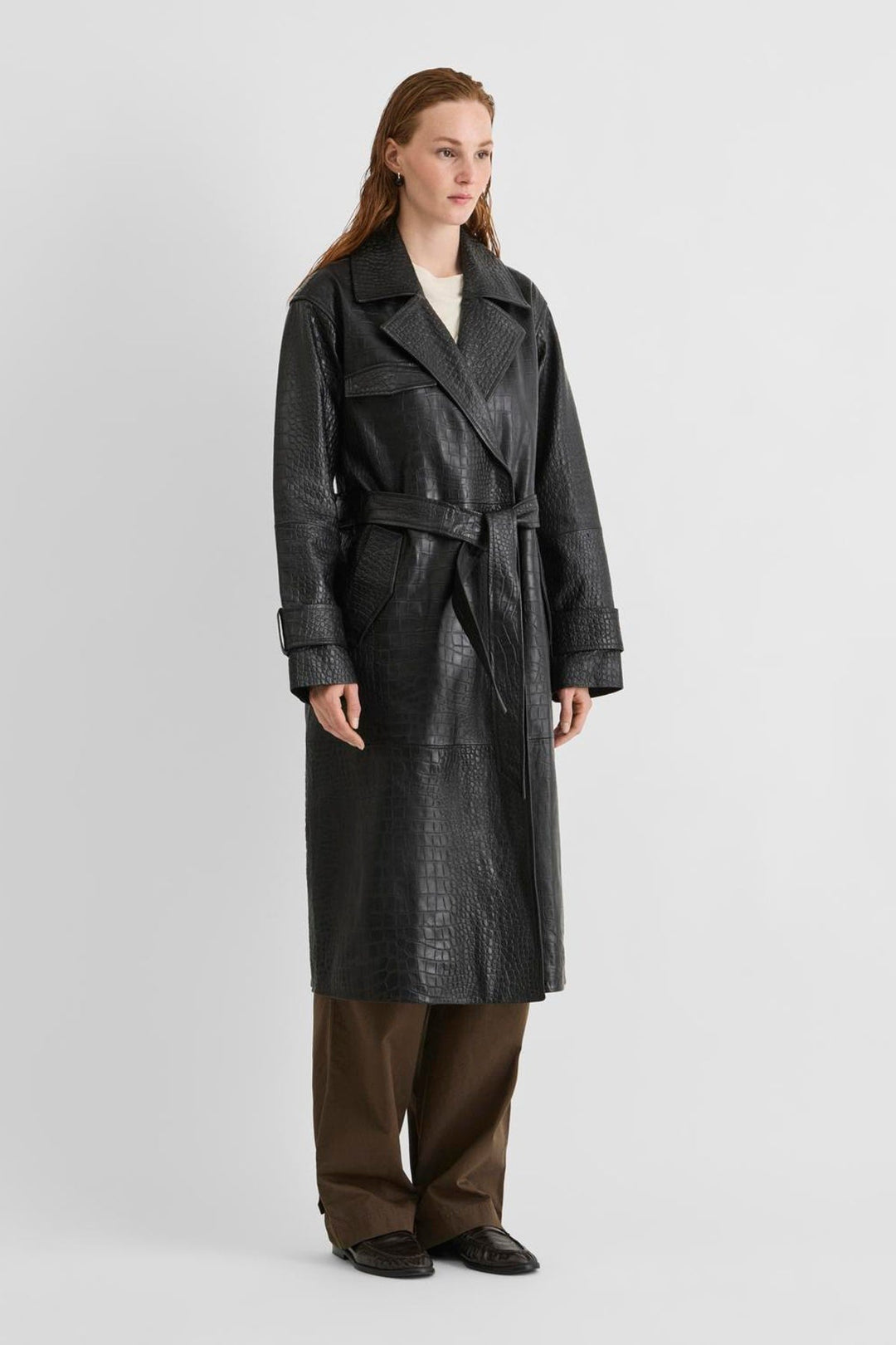 Vila ROUMAYA long-sleeve oversized leather coat in meteorite color, featuring a textured finish and a belted waist, worn by a