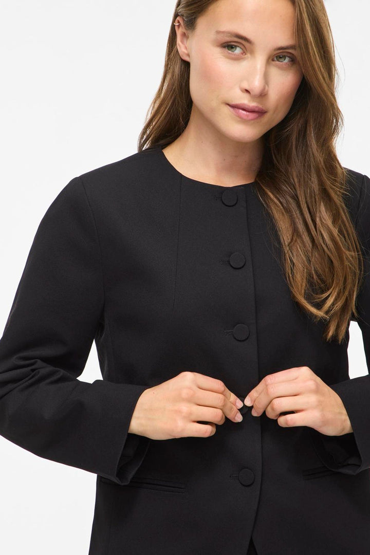 Vila Vichiona long sleeve black blazer made of 100% polyester, featuring a round neckline and button closure, worn by a model