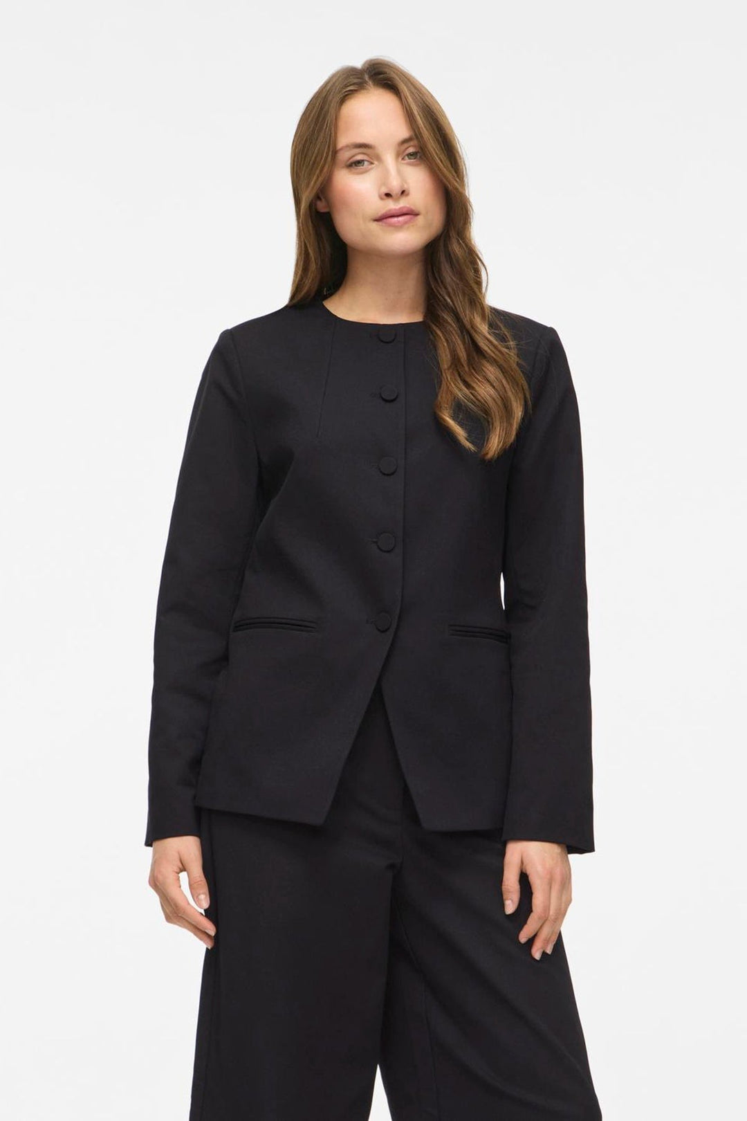 Vila Vichiona long sleeve black blazer made of 100% polyester, featuring a round neckline and button closure, worn by a model